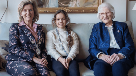Burgemeester Langenacker en kinderburgemeester Ava tijdens een eerder bezoek bij mevrouw Bischoff van Heemskerck.
