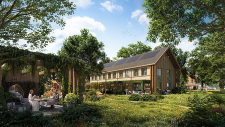 Getekend echtpaar in de veranda in een achtertuin met open zicht naar andere woningen