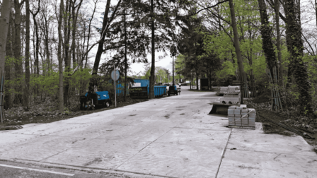 Betonplaten van de tijdelijke inrit vanaf de Krakelingweg naar parkeerterrein