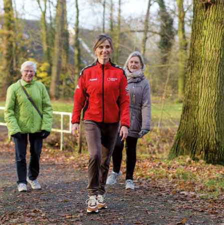 Buurtsportcoach Elyna wandelt met 2 dames in een park door Zeist West