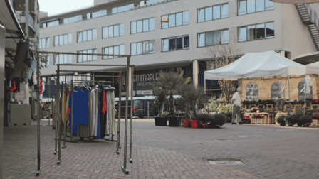 Bloemenkraam en kledingrekken op het Emmaplein