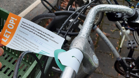 fiets met waarschuwend label