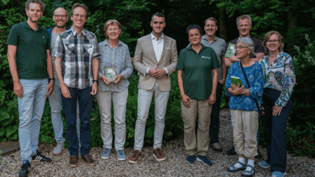 Wethouder Julian Wassink, vrijwilligers, buurtgenoten en betrokkenen.