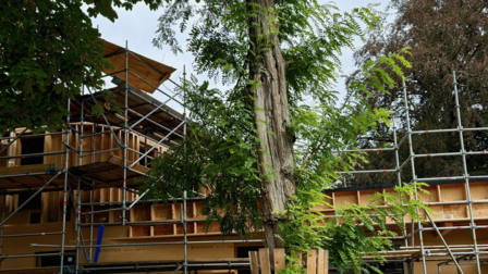 Zeister vrije school in aanbouw met steigers om de nieuwbouw