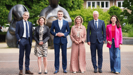 Van links naar rechts: René Grotens, Angèle Welting, Julian Wassink, Joyce Langenacker, Walter van Dijk en Melody Deldjou Fard.