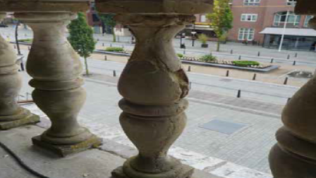 Afbrokkelende balustrade van het gemeentehuis