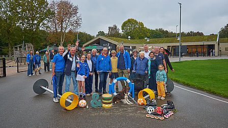 Foto van wethouder Angèle Welting en leden van verschillende sportverenigingen.