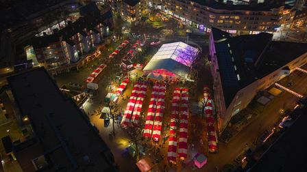 Luchtfoto van de kerstmarkt op het Marktplein in de avond