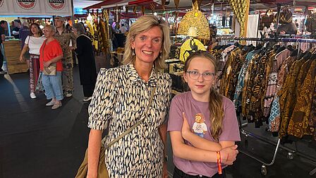 Burgemeester Langenacker met Roselie bij Pasar Malam.