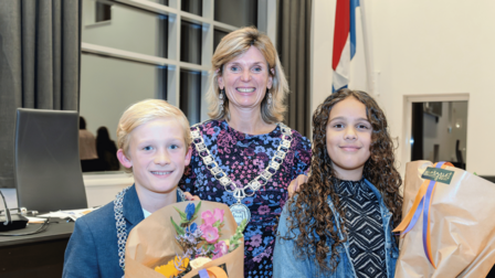 Kinderburgemeester Alec, burgemeester Langenacker en oud-kinderburgemeester Ava