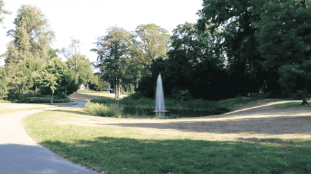 Pad langs vijver in het Walkartpark