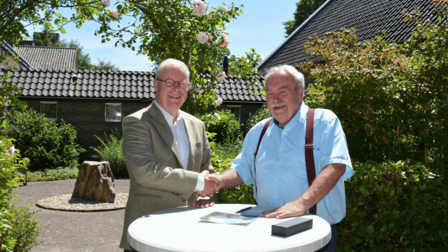 Wethouder Walter van Dijk (links) en Ron Coljee (voorzitter kerkraad en kerkrentmeester)