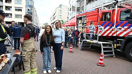 Burgemeester Langenacker samen met de kinderburgemeester op de veiligheidsmarkt. 