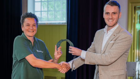 Wethouder Julian Wassink neemt een egelpoortje in ontvangst.